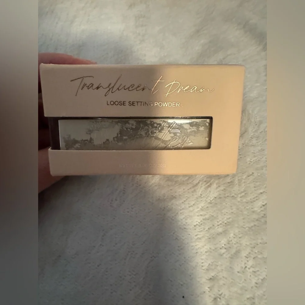 NIB Bundle of BEAUTY CREATIONS Powder Foundation and Loose Setting Powder